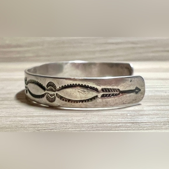 Vintage Native Handmade Maisels Sterling Silver Etched Cuff Bracelet, Size Small - Picture 2 of 7